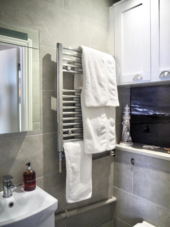 The Seaview Snug Apartment Уитстейбъл Екстериор снимка